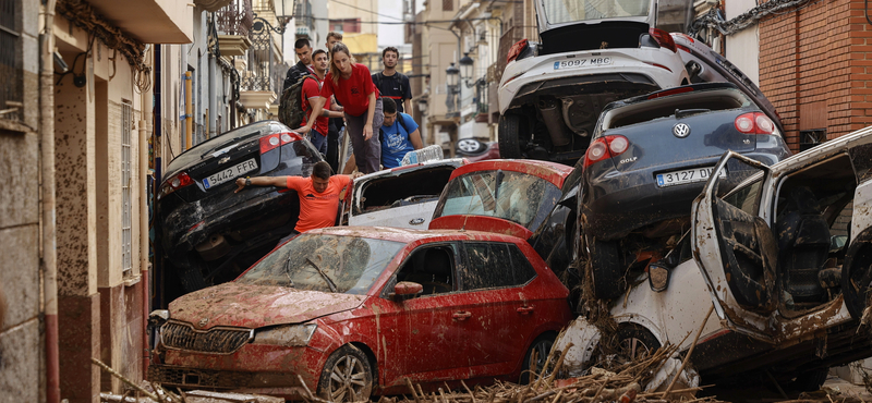 Videón a 30 autót elsodró gironai árvíz