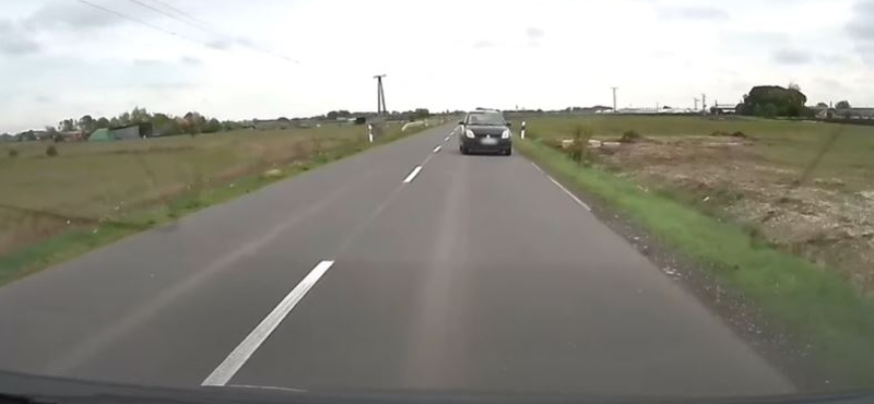 Erre nem lehet számítani: egyszer csak áthajtott a kamerás autó sávjába egy Suzuki – videó