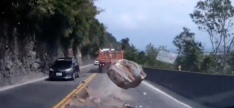 Nyugodtan autózott a sofőr a szerpentinen, aztán jött a jókra szikladarab – videó