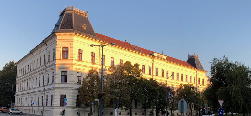 „Hol zsarnokság van, ott zsarnokság van" – NER-kritikussá költött verset szavalt egy tanár a makói gimnáziumban