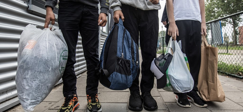 Nem kapnak többé menhelyi szállást Belgiumban az egyedülálló férfi menekültek 