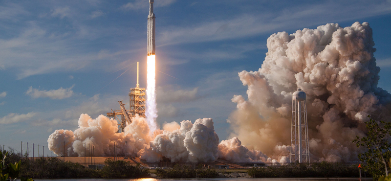 6 csodálatos fotó jött a SpaceX Falcon Heavy tegnap esti fellövéséről