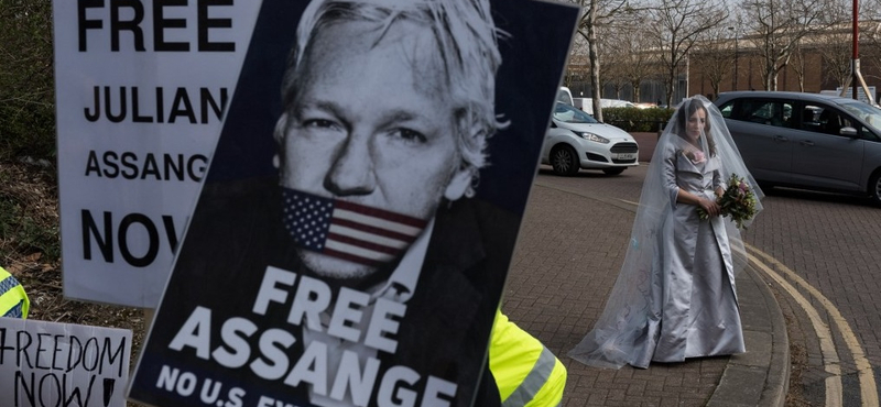 Julian Assange a börtönben nősült meg