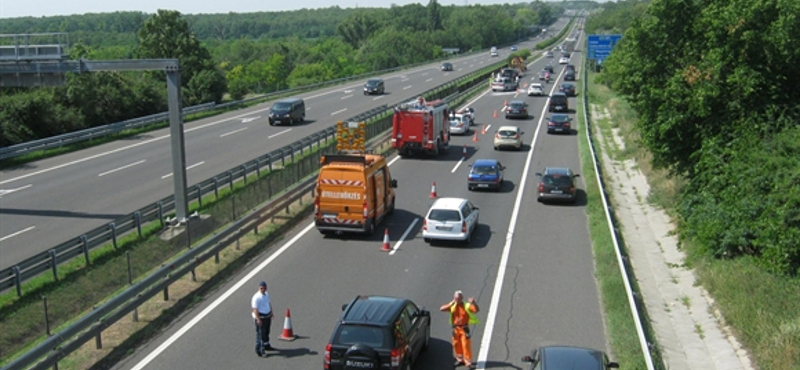 Hat autó ütközött az M7-esen - fotó