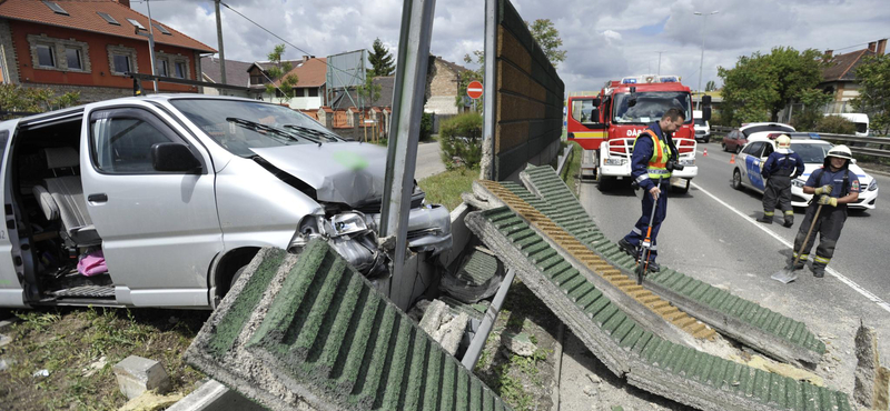 Zajvédő falat döntött ki egy autós – fotók