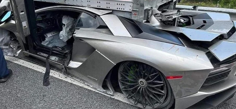 Mázlija volt a sofőrnek, hogy lapos a Lamborghini, amivel egy kamion alá csúszott