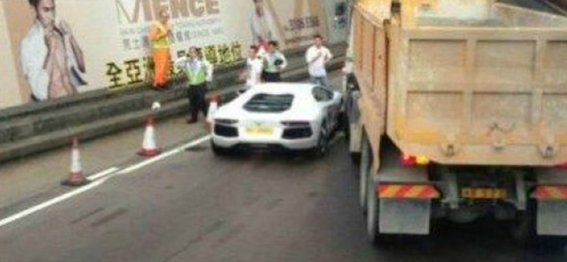 Billencses teherautó tört Lamborghini Aventadort - fotók