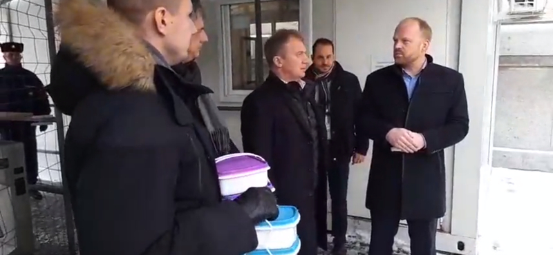 A DK vett két adag ebédet Orbán menzáján, ételhordókban viszik el Iványi Gábornak
