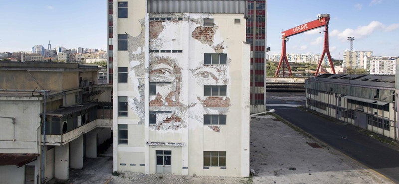 Rombolva alkot / Vhils, az egyik legjelentősebb street art művész