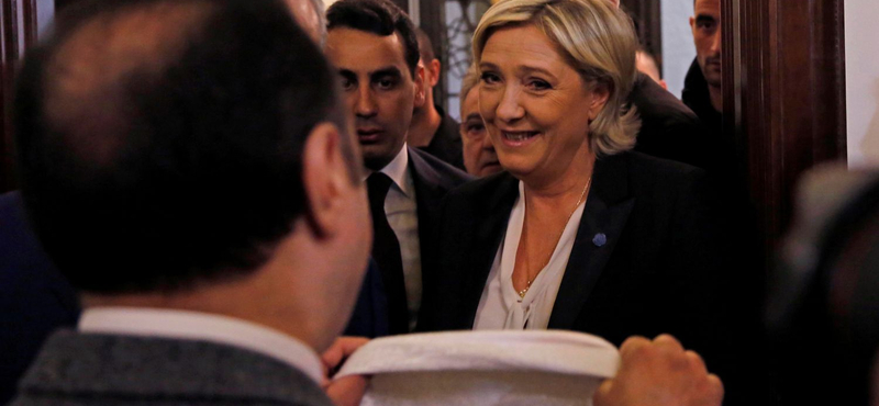 Videó: Marine Le Pen nem volt hajlandó felvenni a fejkendőt Libanonban, inkább elviharzott