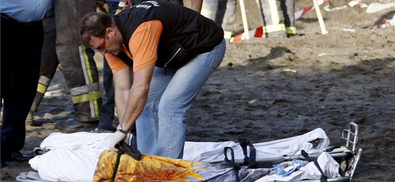 Földomlás temette be a strandolókat (sokkoló képek)