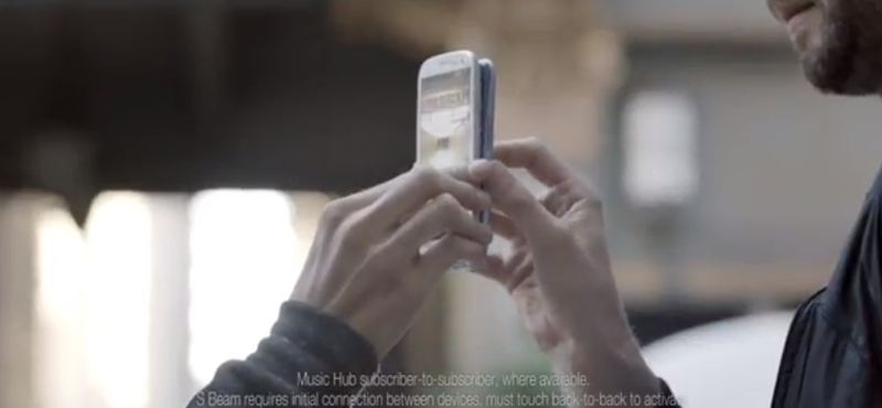 Már videohirdetésben is támadja a Samsung az iPhone 5-öt