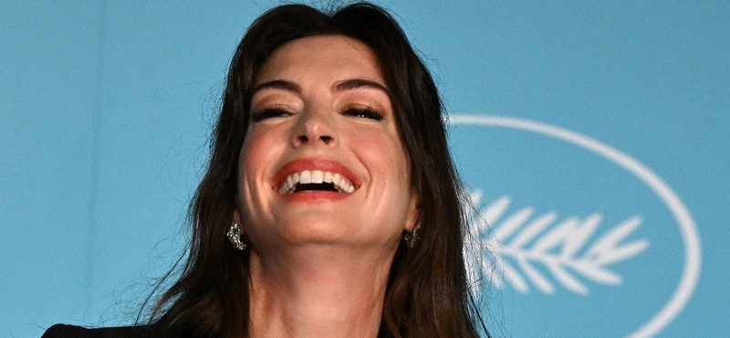 Széles mosoly, fájó történetek – Anne Hathaway 40 éves