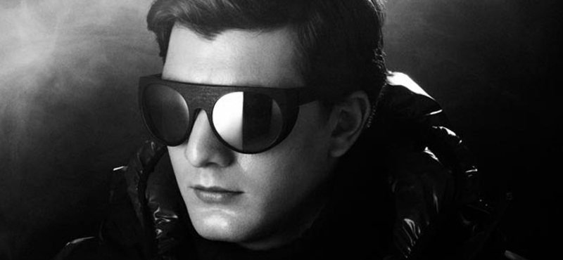 A Mykita & Moncler napszemüvege a hegyek előtt tiszteleg