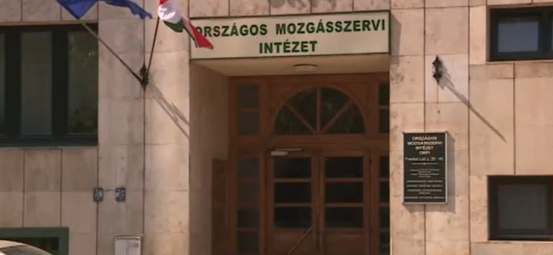Napok óta lépcsőzniük kell a súlyos mozgásszervi betegeknek, mert 3-ból 3 lift rossz az intézetben