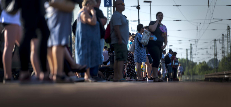 Már nem kötelező a maszkviselés a MÁV, a HÉV és a Volánbusz peronjain