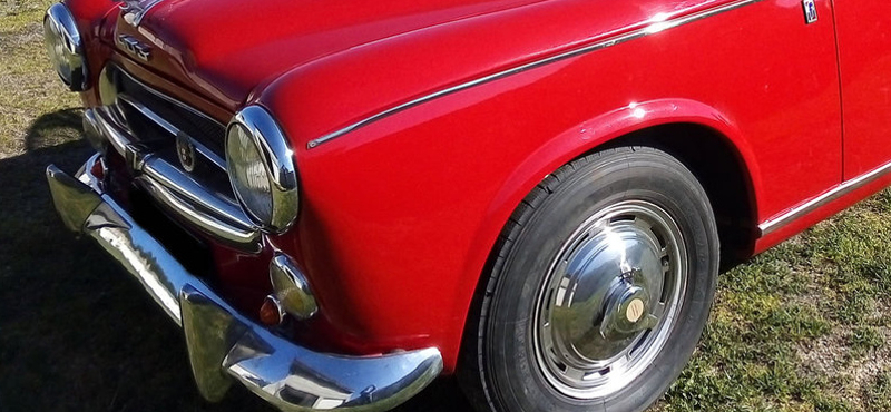 Columbo is elismerően csettintene ennek az eladó régi vörös Peugeot kabriónak a láttán