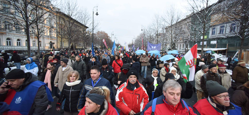 Április óta nem mentek annyian az utcára, mint most