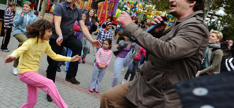 Rendkívüli gyermeknapot tartottak a sztárok a Vidámparkban