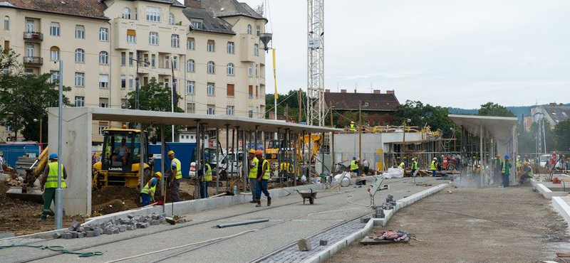 Már látni valamit az új Széll Kálmán térből – fotók