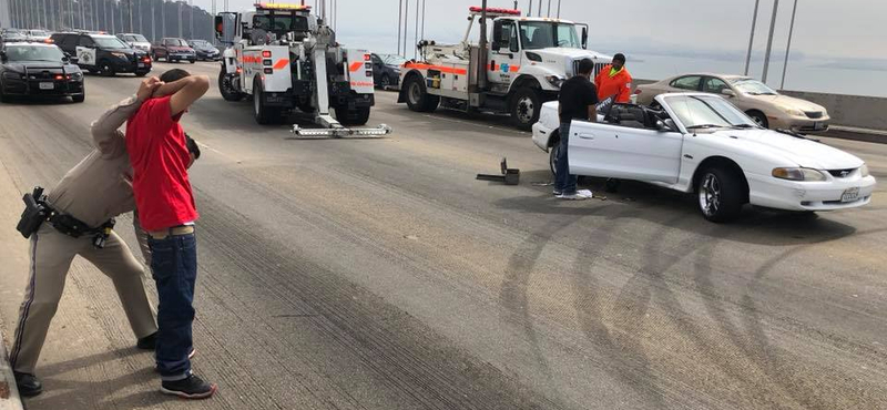 Videó: híd közepén jött rá driftelhetnék pár autósra, letartóztatás lett a vége