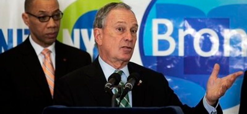 Michael Bloomberg zsebtolvajnak nevezte Trumpot