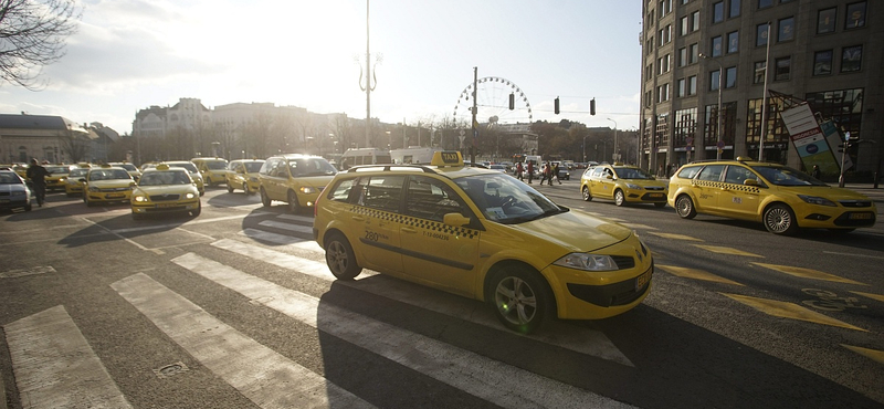 Már nem tüntetnek a taxisok, újra járható a belváros