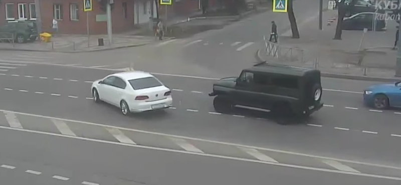 Addig szerencsétlenkedett a sofőr, hogy csak összehozott egy balesetet – videó