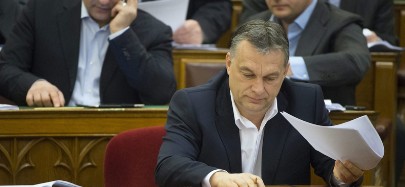 Orbán egymondatos válaszokkal rázta le az ellenzéket