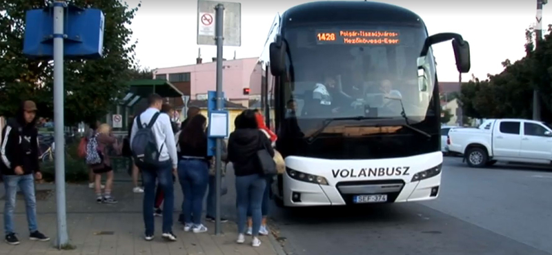 Folyamatosan elkésnek a polgári diákok, mert nem férnek fel a Volán-járatra