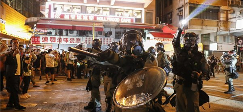 Hongkongban ismét tüntettek, a rendőrség könnygázt vetett be