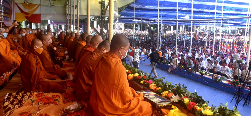 Minden papot kirúgtak egy thaiföldi templomból, miután mindannyian megbuktak a drogteszten