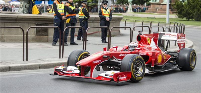 Fotók: A Lánchídnál repesztett Räikönnen Ferrarija