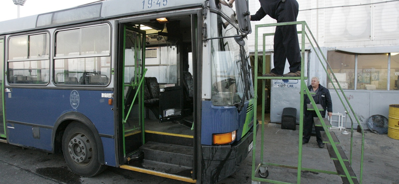 Hiányzik több száz buszsofőr, éppen a 3-as metró pótlása előtt