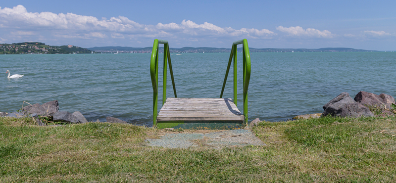 Baj van a Balatonnál, vízminőség-védelmi készültséget rendeltek el