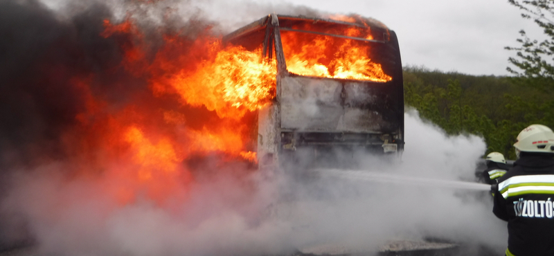 Fotó: Így lángolt a busz az M7-esen