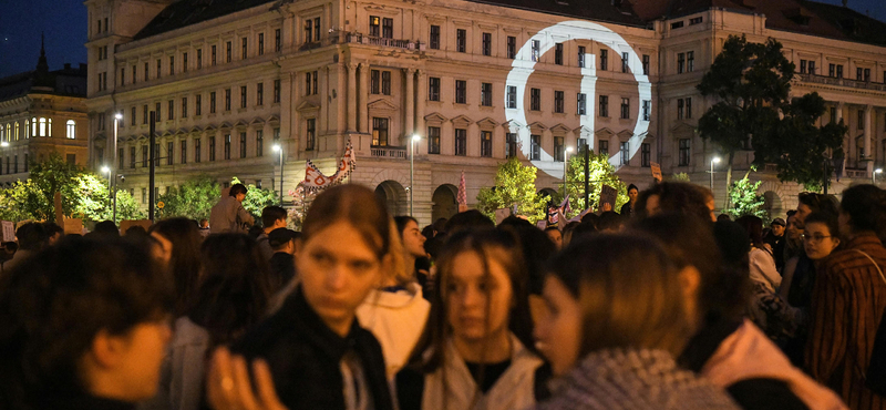 Iskolájában egyedüliként folytatta a polgári engedetlenséget, most felmondott a budapesti tanár