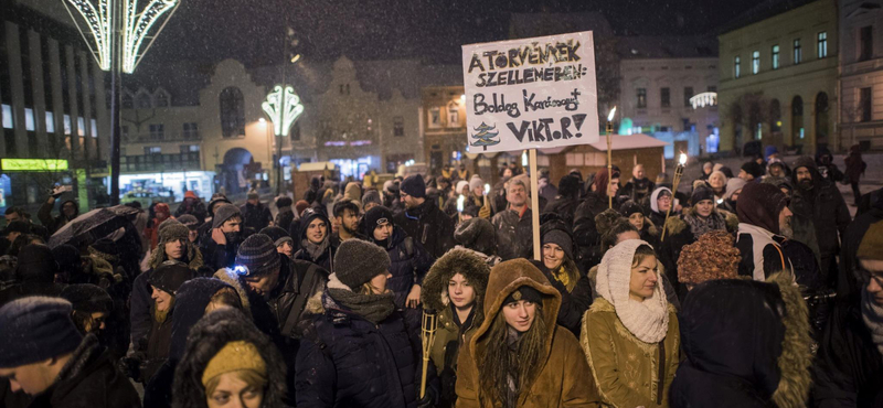 Pécsen is tüntettek, megdobálták a Mediaworks székházát is