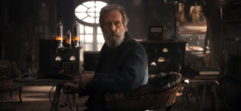 Dr. House a nácik ellen: alig lehet felismerni Hugh Laurie-t a Netflix új sorozatában
