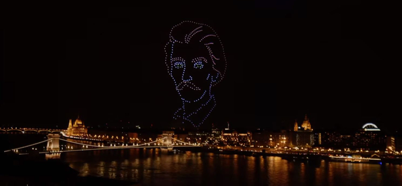 500 drónból rajzolták ki Rákay Philipék a Duna fölé Petőfi arcát