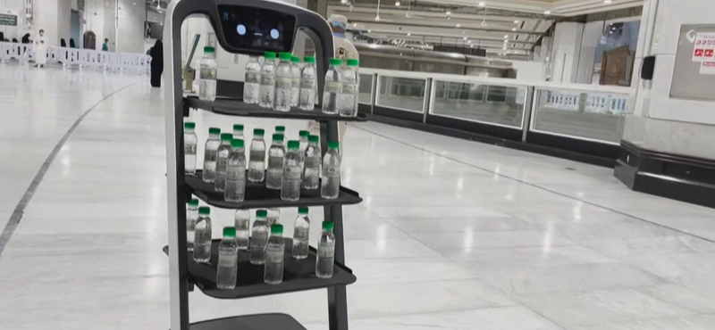 Videó: Robotok osztják a Zamzam-forrás vizét a mekkai zarándoklaton