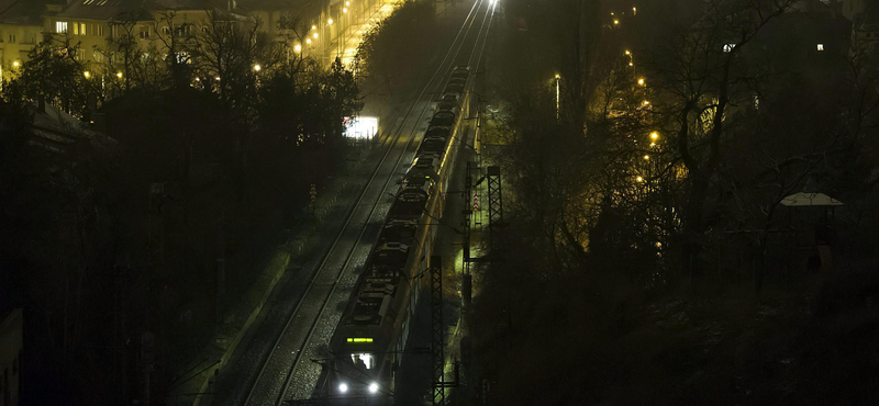 Kövek hullottak a sínekre a Délinél