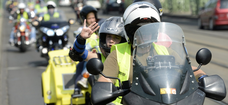 Fotók: motorozni vitték a Nemzetközi Pető Intézet gyermekeit