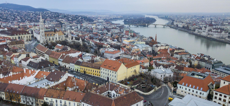 Beomlott egy épület támfala a Várnál