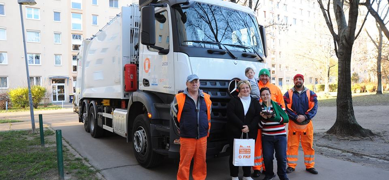 Szívmelengető fotók: kukások leptek meg szülinapján egy kisfiút