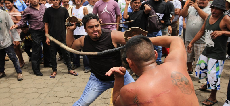 Szárított bikapénisszel korbácsolják egymást az emberek egy jó nicaraguai szokás szerint