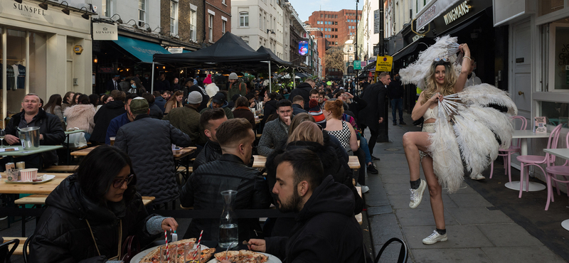 Ez már egy más világ: így nézett ki 97 nap után az első szabad este a briteknél