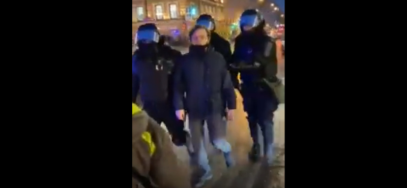Megkérdezte, miért tartóztatják le a tüntetőt, az orosz rendőr hasbarúgással válaszolt