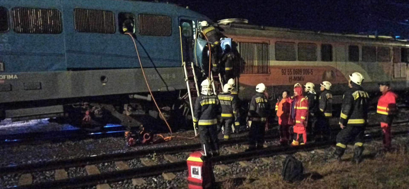 Életveszélyesen megsérült a személyvonat vezetője, amelybe egy tehervonat rohant szerda hajnalban Sáp állomásnál