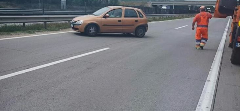 Forgalommal szemben hajtott fel egy sofőr az M0-sra, majd megpróbált az autók közt szlalomozni – videó